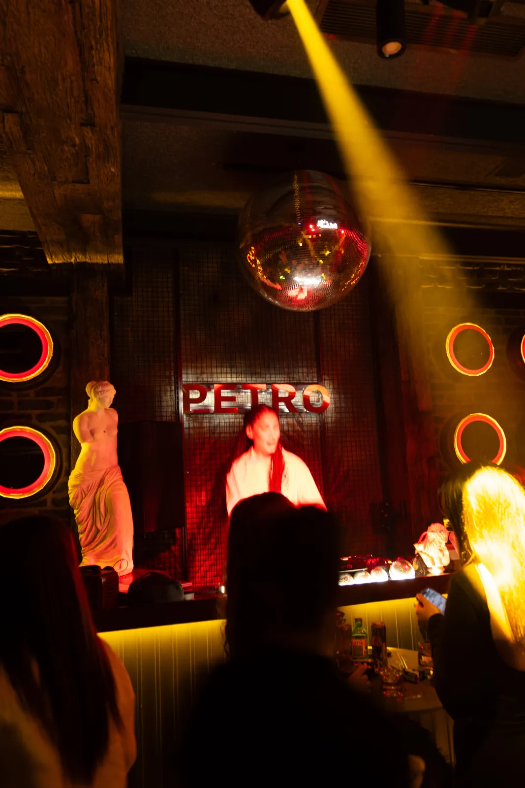 DJ kabini, heykeller ve dans pisti