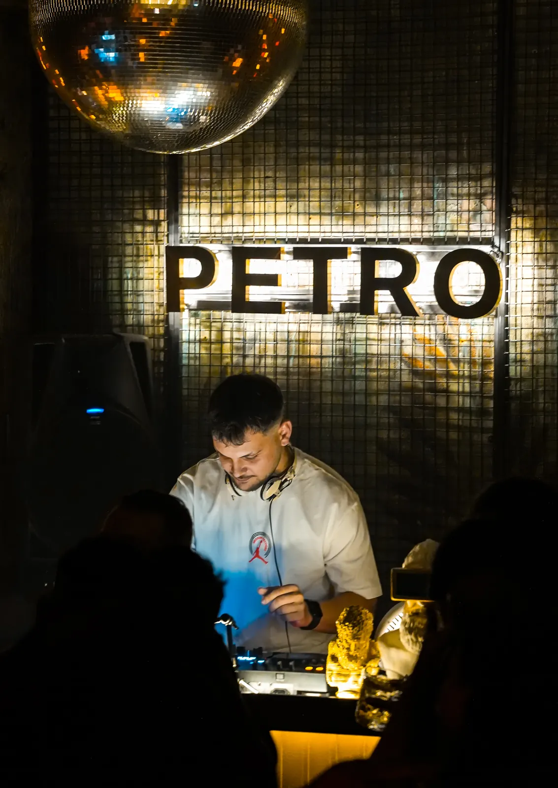 Disko topu ve PETRO tabelası altında DJ kabini
