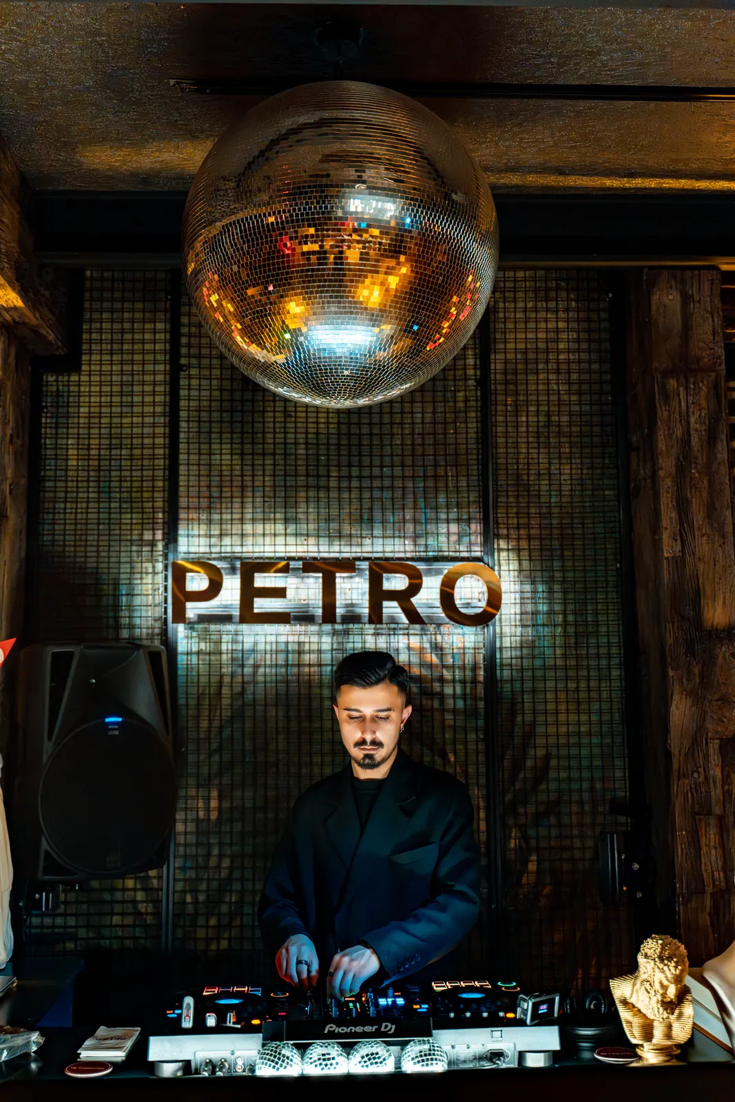 Disko topu, PETRO tabelası ve DJ kabini