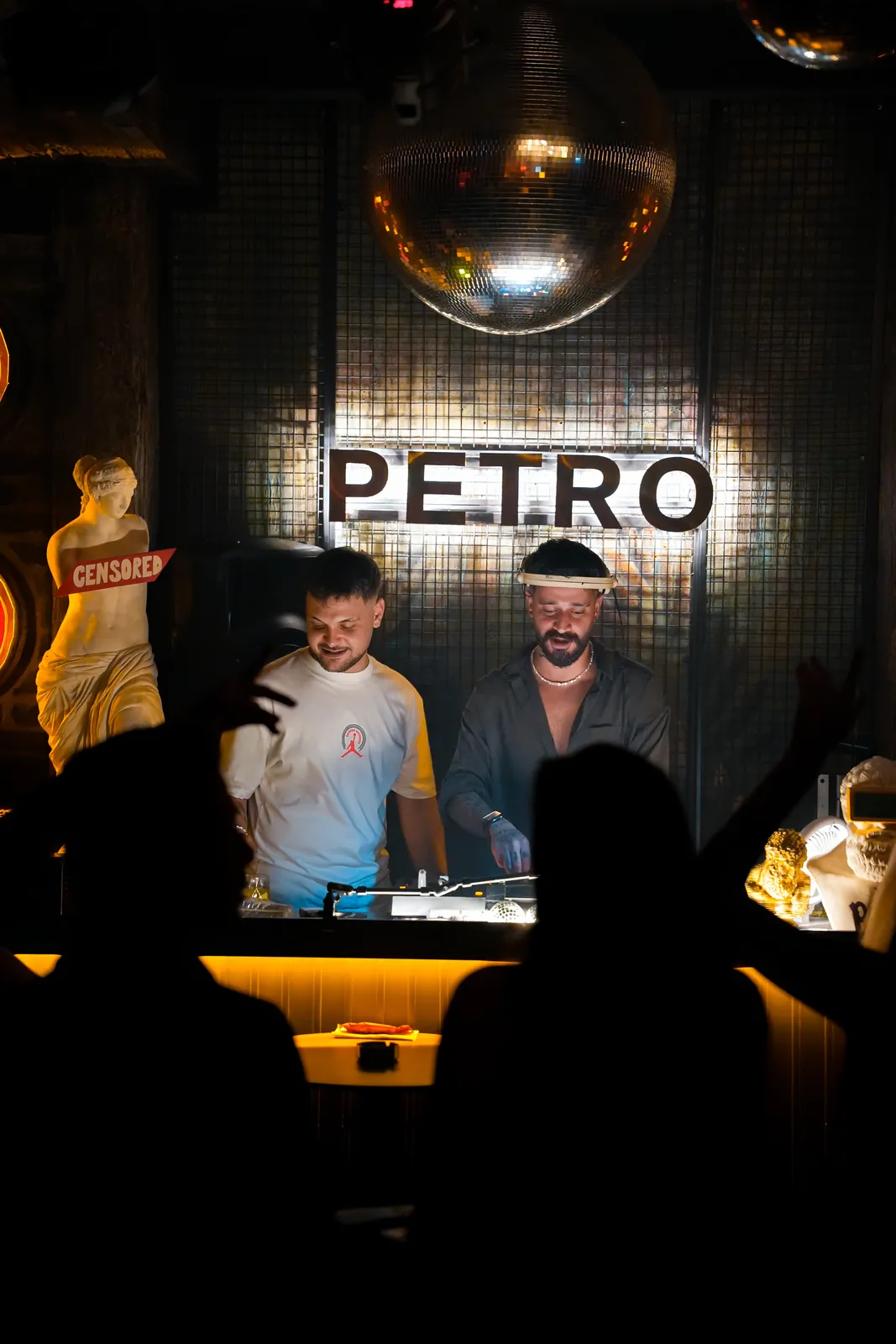 Disko topu, PETRO tabelası ve kabindeki DJ'ler
