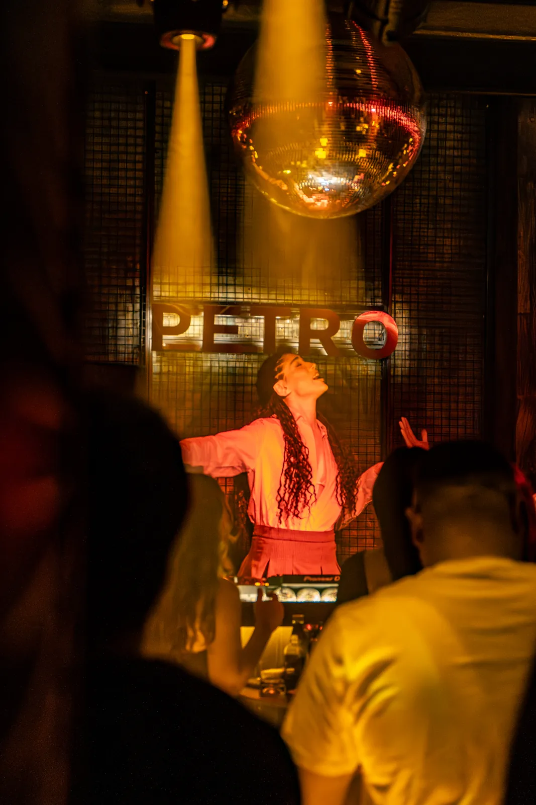 Kırmızı ışıkta PETRO tabelasının altında DJ